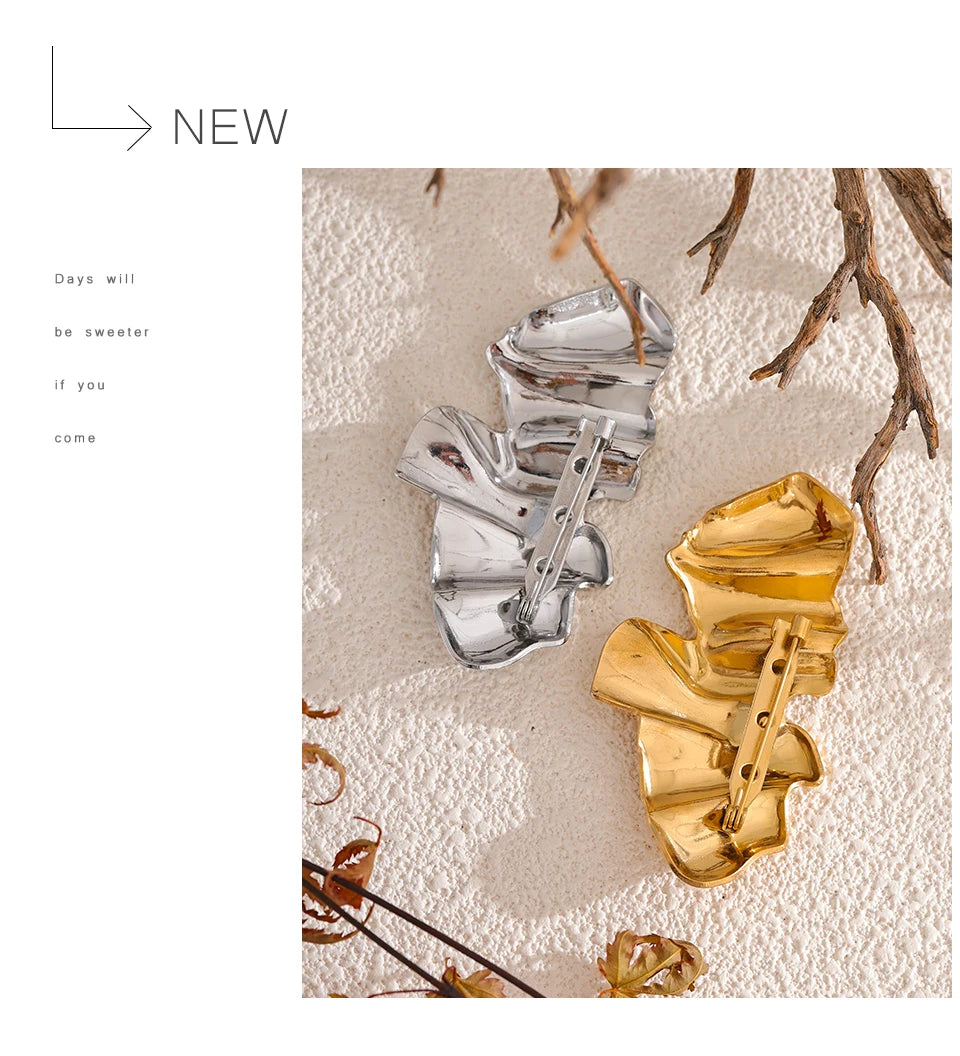 Geometric brooch in 18K gold-plated stainless steel.