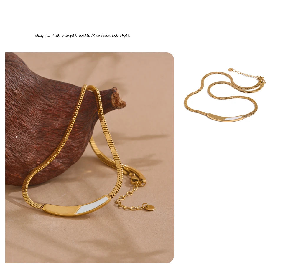 Shell geometric chain necklace in gold-plated stainless steel with shell.