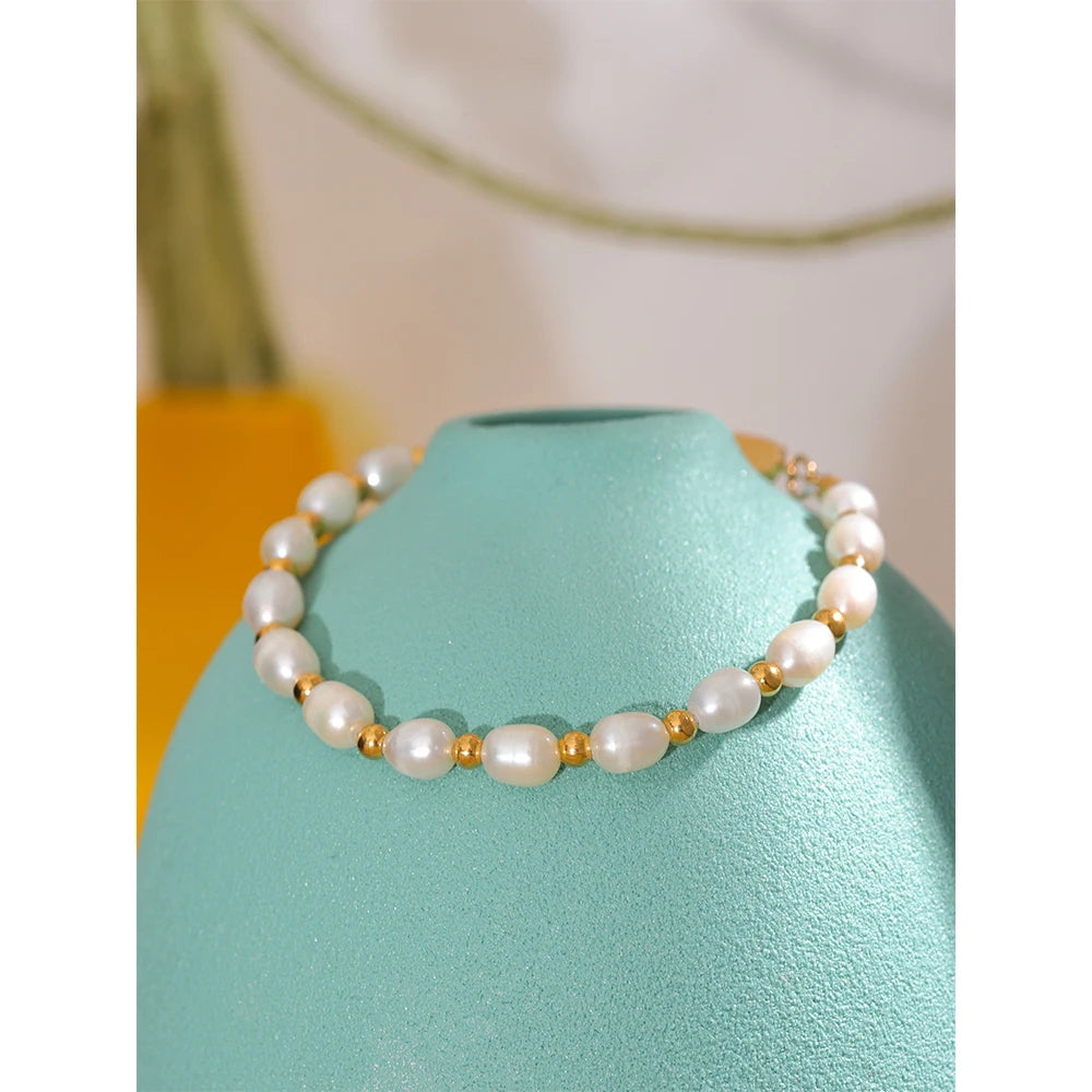 Freshwater pearl geometric bracelet in gold-plated stainless steel with freshwater pearl.
