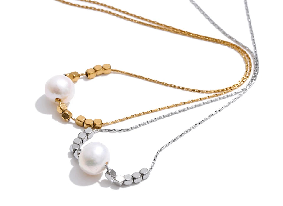 Freshwater pearl geometric necklace in gold-plated stainless steel with freshwater pearl.