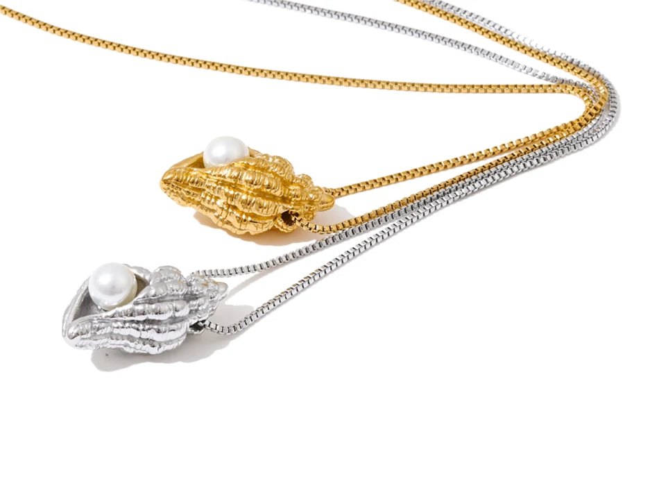 Pearl shell geometric necklace in gold-plated stainless steel with pearl and shell.
