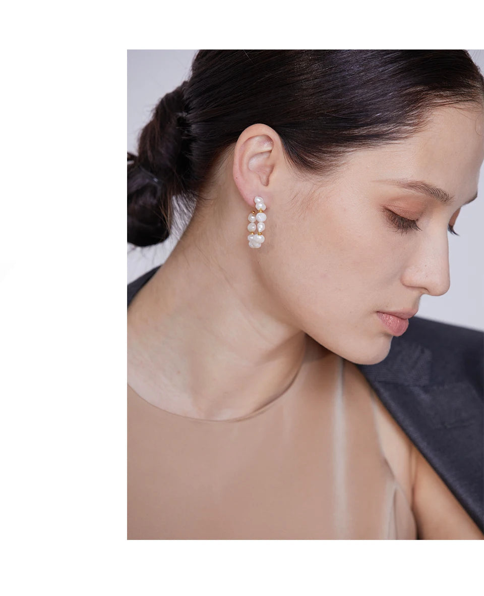 Freshwater pearl geometric earrings in gold-plated stainless steel with freshwater pearl.