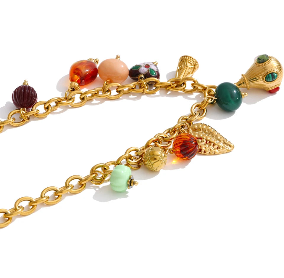 Resin heart geometric necklace in gold-plated stainless steel with resin.