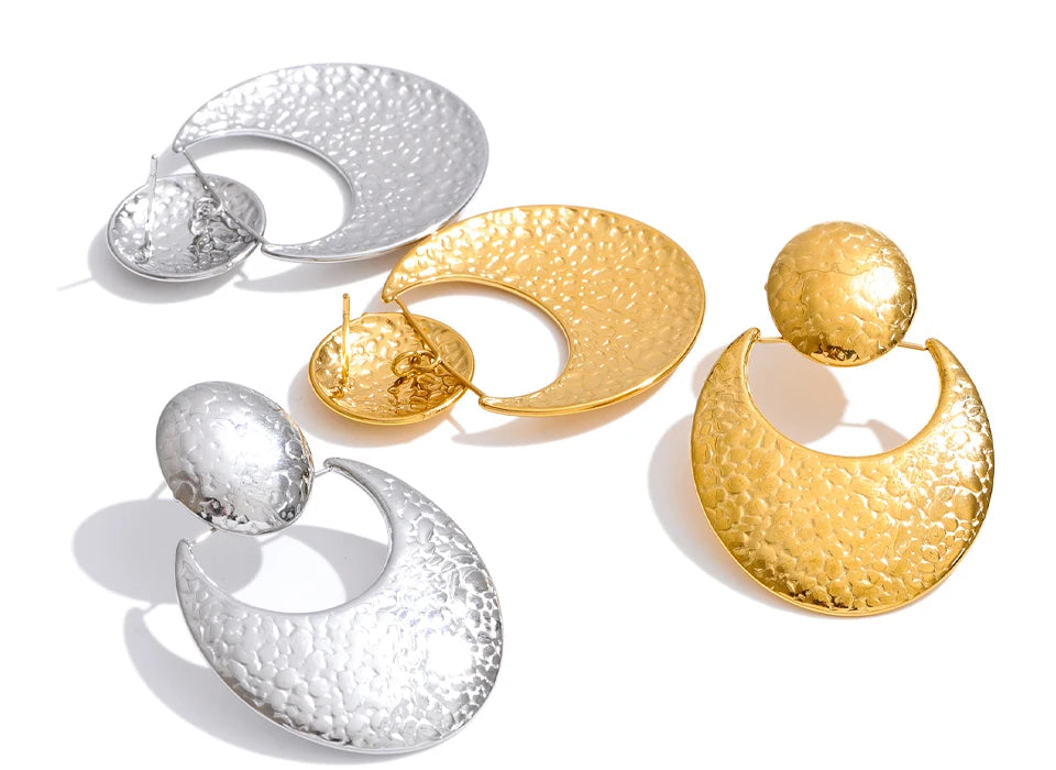 Hammered geometric earrings in gold-plated stainless steel.