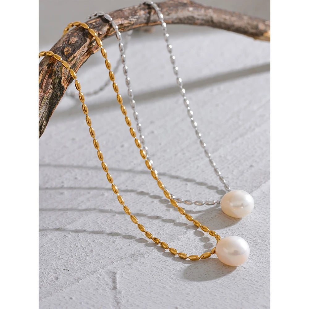 Freshwater pearl geometric necklace in gold-plated stainless steel with freshwater pearl.