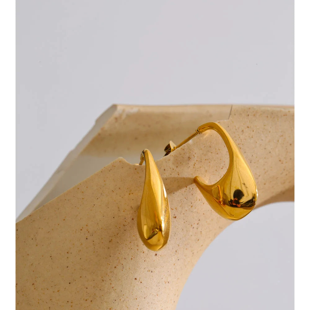 Geometric earrings in gold-plated stainless steel.