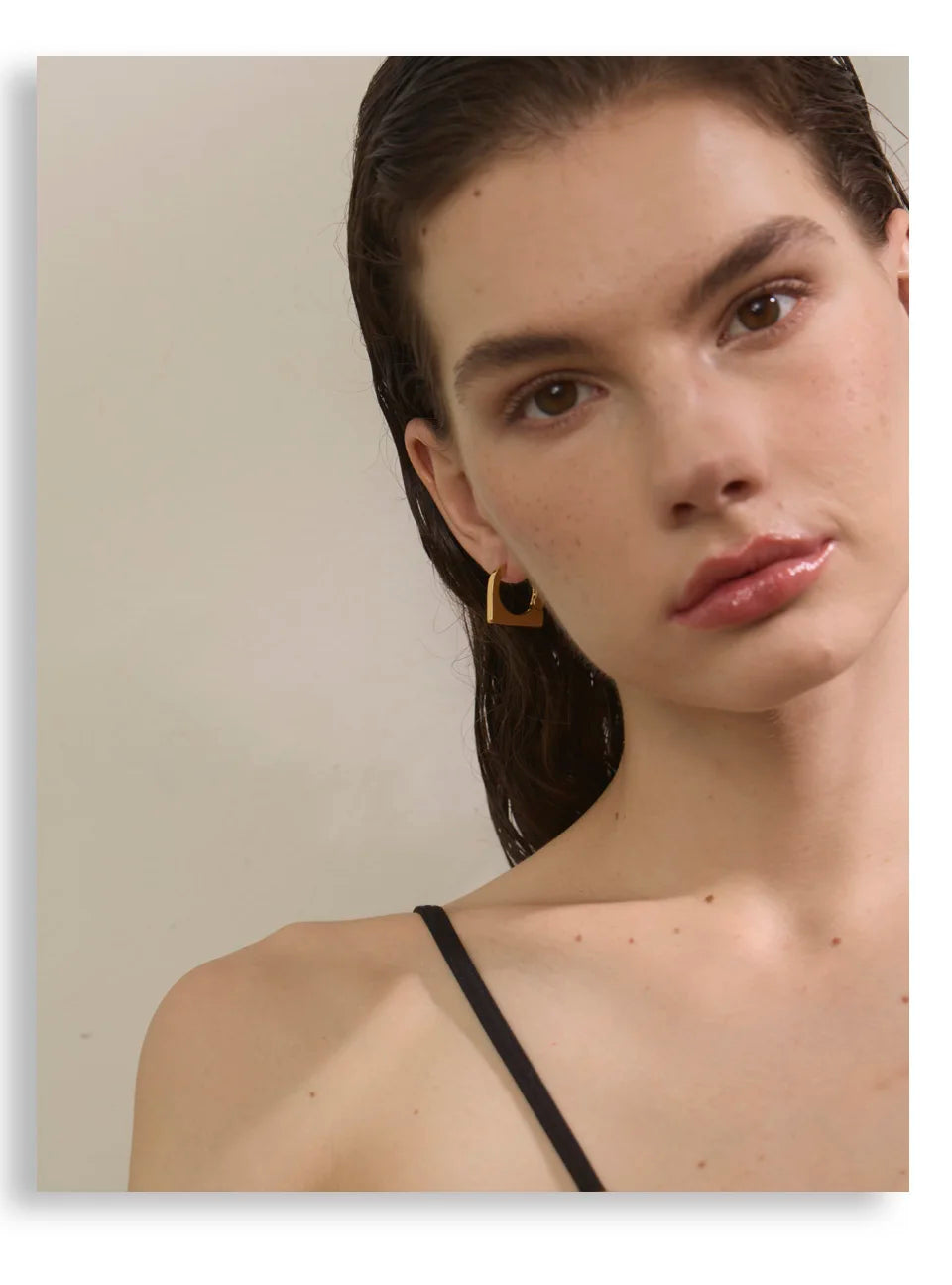 Geometric earrings in gold-plated stainless steel.