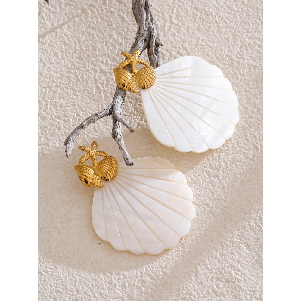 Shell star geometric earrings in gold-plated stainless steel with shell.
