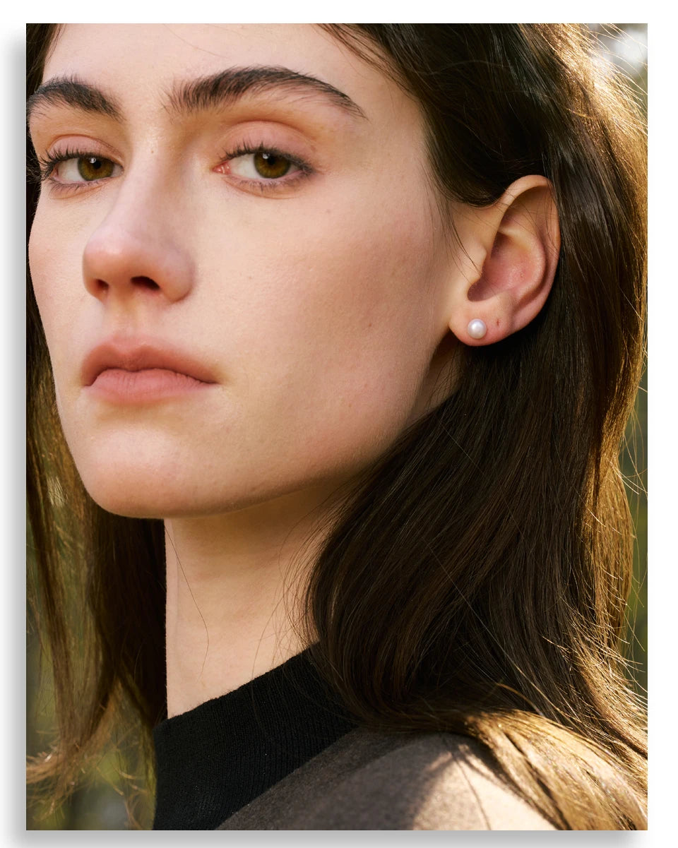 Freshwater pearl geometric earrings in gold-plated stainless steel with freshwater pearl.
