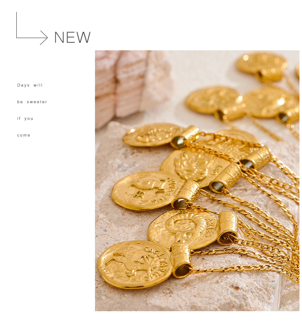 Geometric necklace in gold-plated stainless steel.