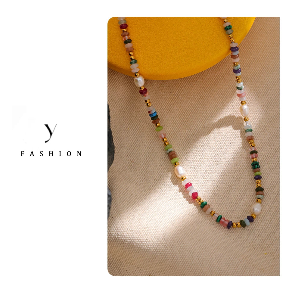 Freshwater pearl natural stone multi-color necklace in gold-plated stainless steel with freshwater pearl and natural stone.