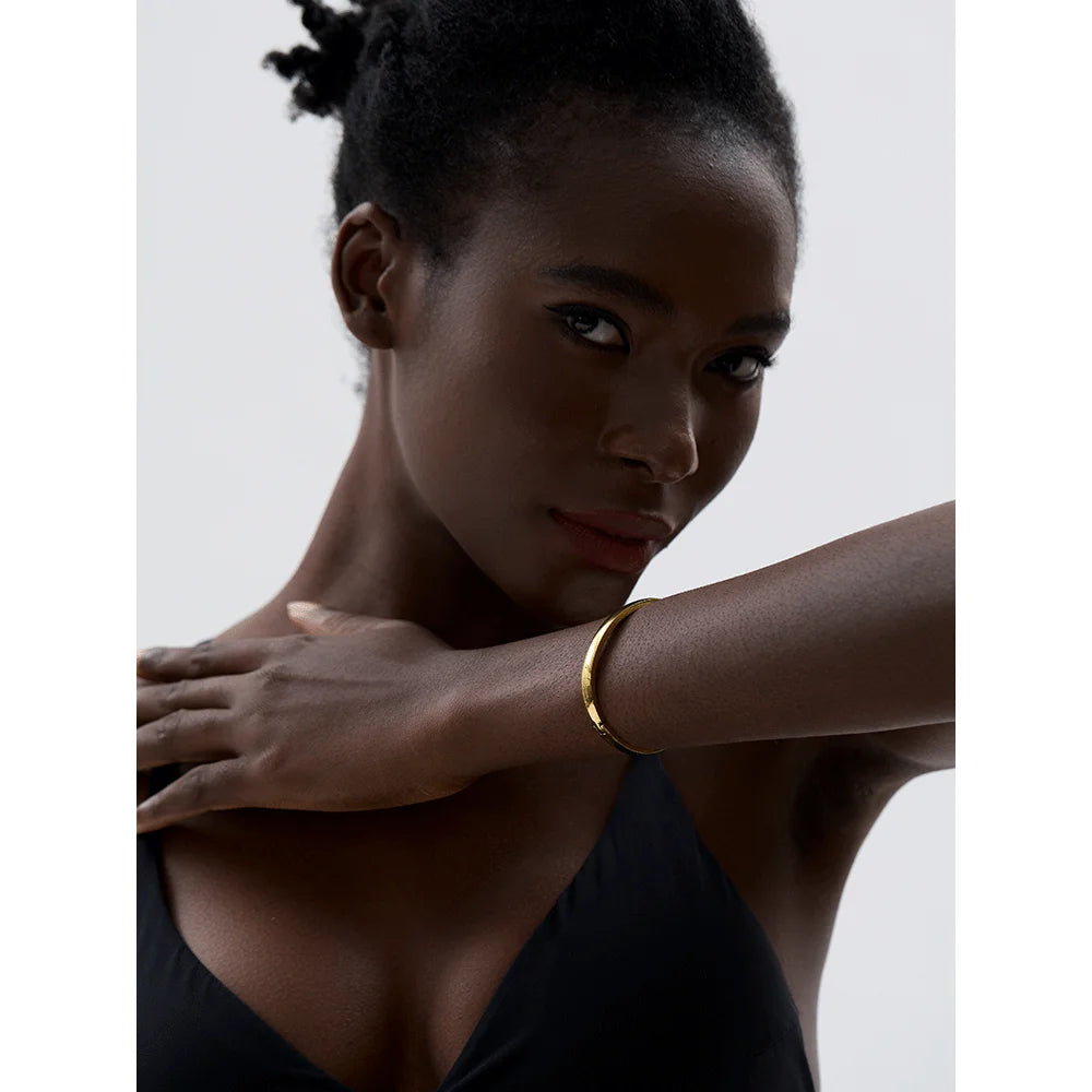 Geometric bracelet in gold-plated stainless steel.
