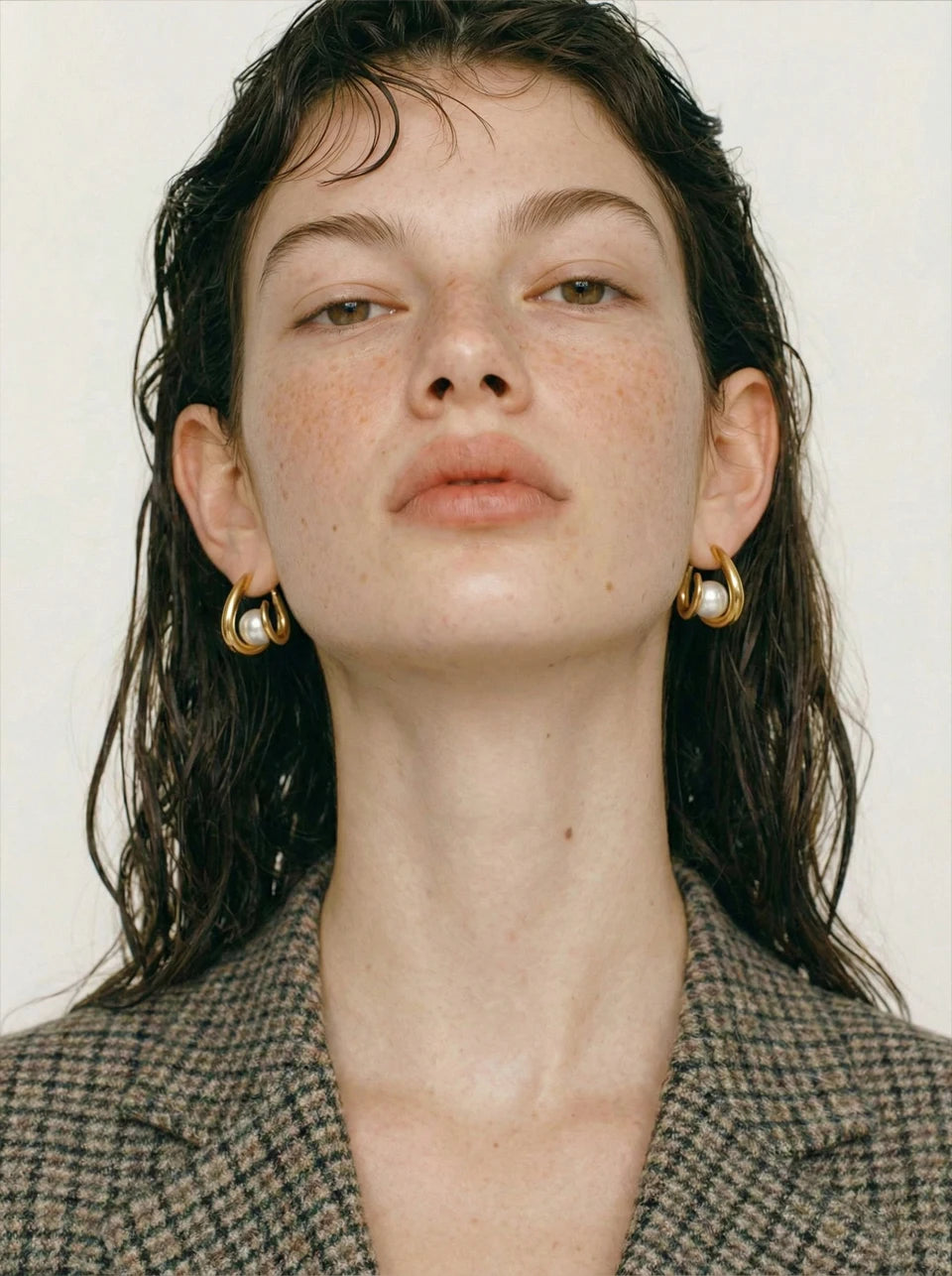Pearl geometric earrings in gold-plated stainless steel with pearl.