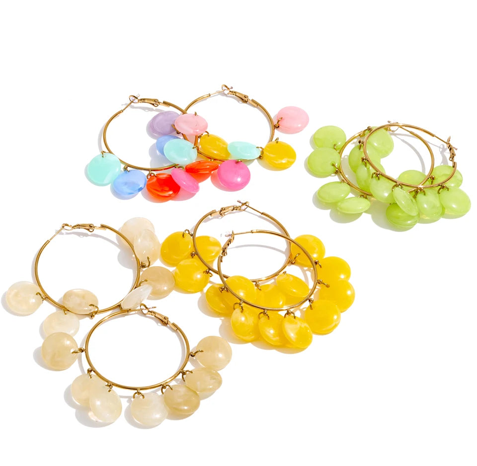 Resin multi-color geometric earrings in gold-plated stainless steel with resin.
