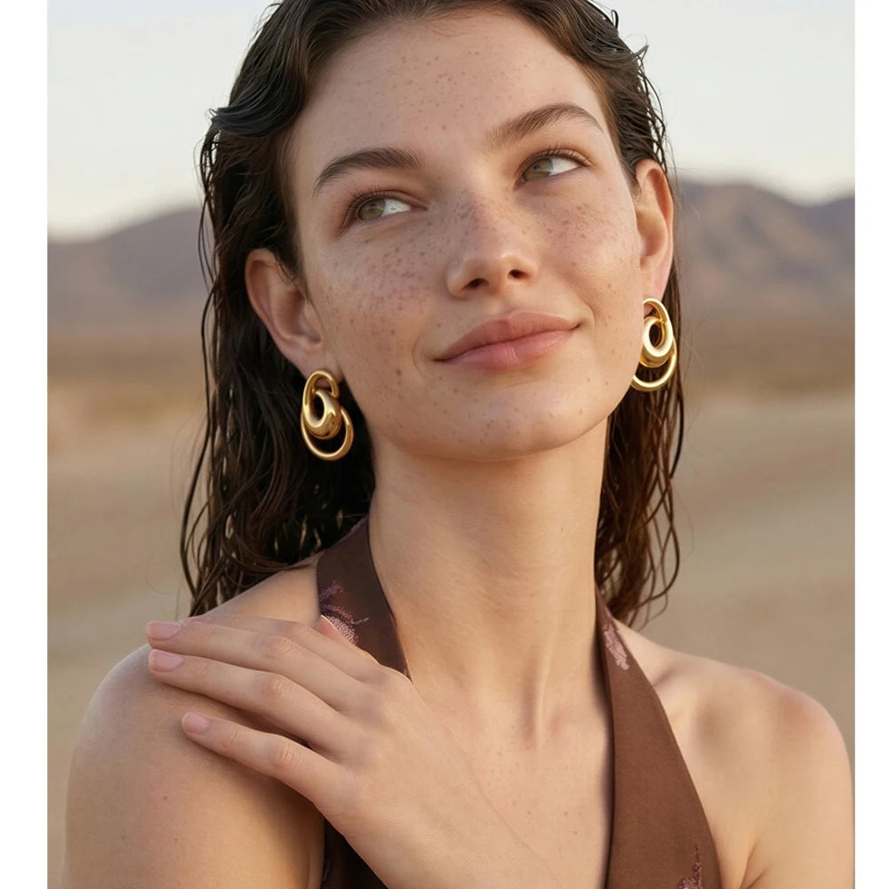 Geometric earrings in gold-plated stainless steel.