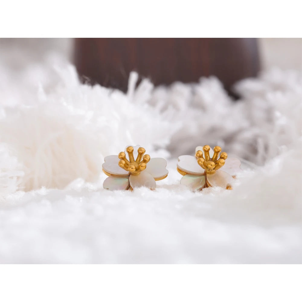 Shell flower earrings in stainless steel with shell.