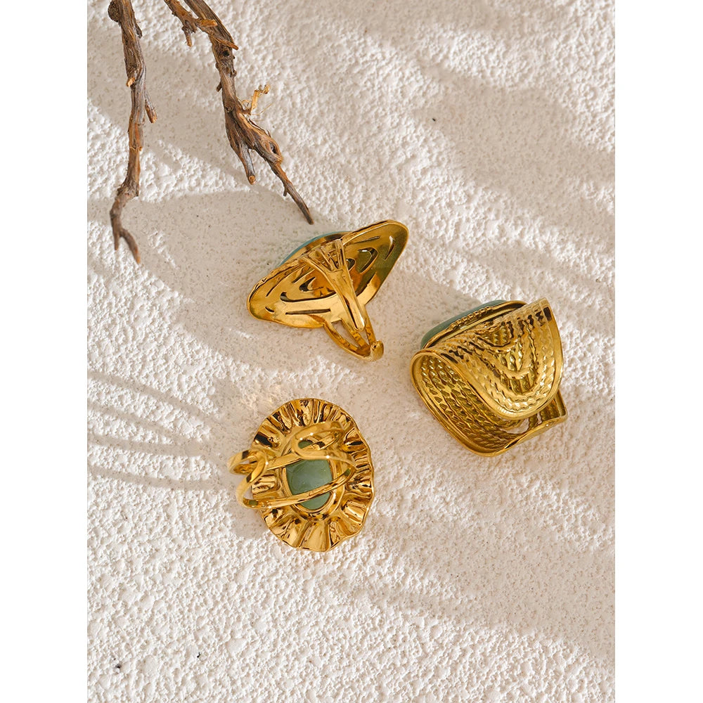 Green natural stone geometric ring in 18K gold-plated stainless steel with natural stone.
