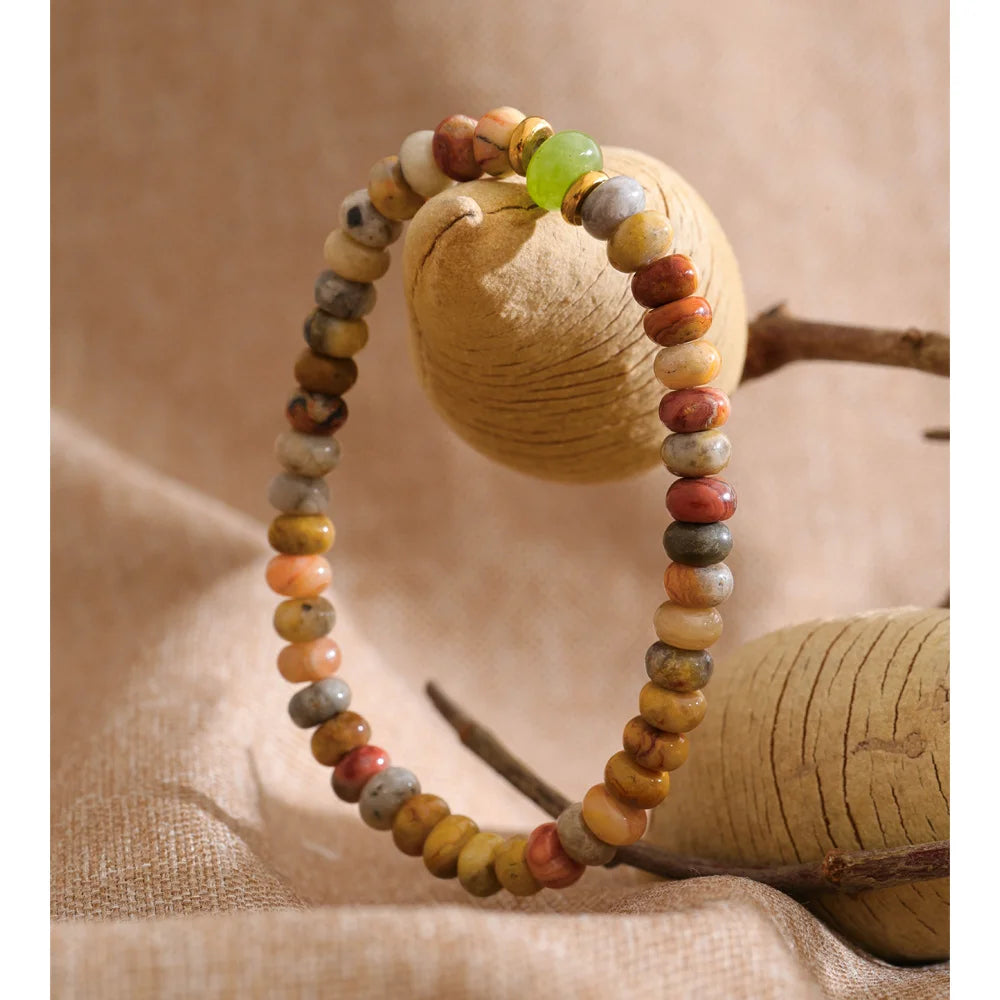 Natural stone beaded geometric necklace in gold-plated stainless steel with natural stone.