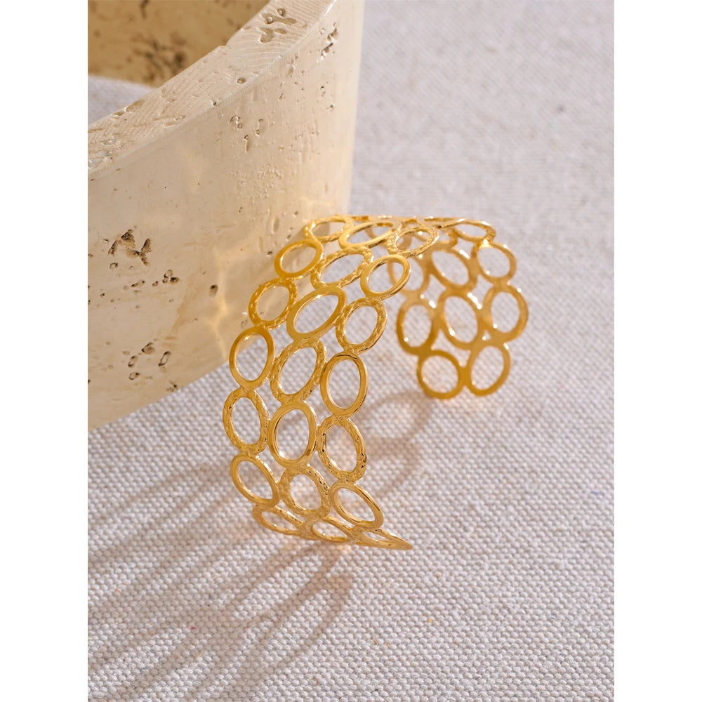 Geometric bracelet in gold-plated stainless steel.