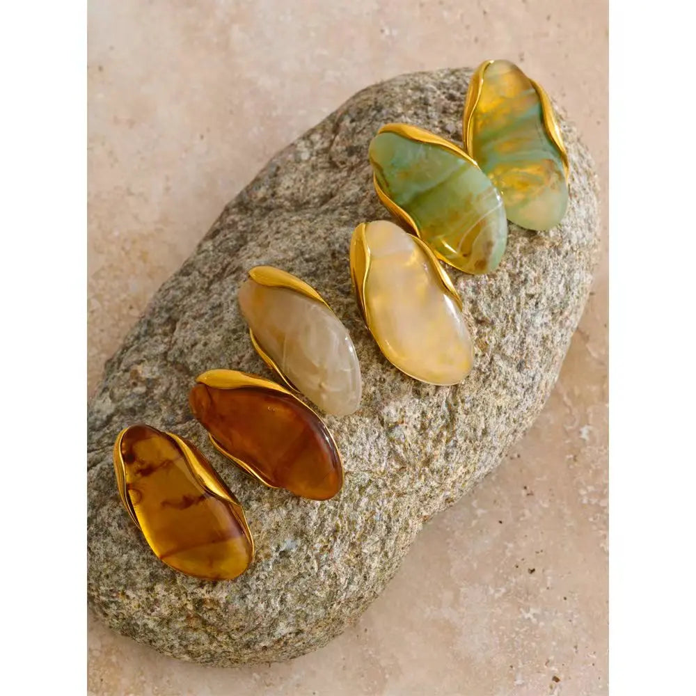 Resin geometric earrings in gold-plated stainless steel with resin.