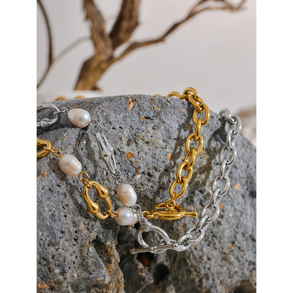 Freshwater pearl geometric chain necklace in gold-plated stainless steel with freshwater pearl.