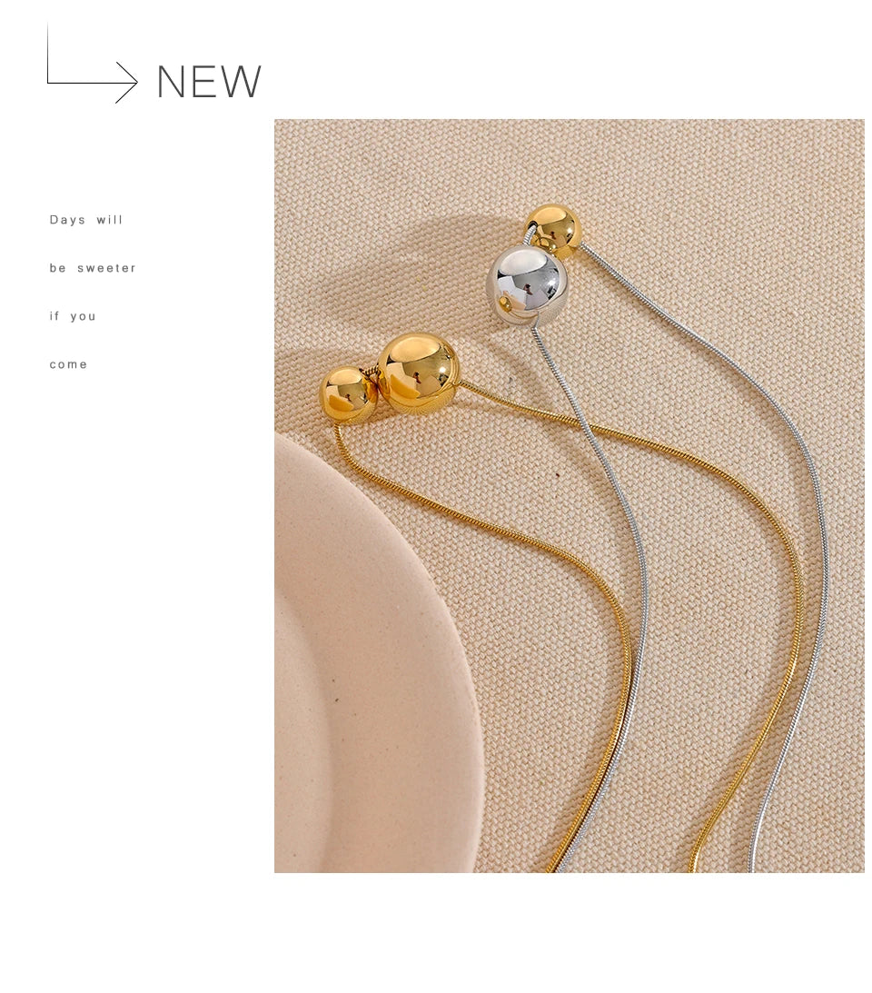 Beaded geometric necklace in gold-plated stainless steel.
