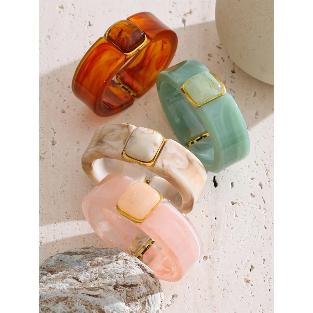 Green acrylic geometric bracelet in gold-plated stainless steel with acrylic.