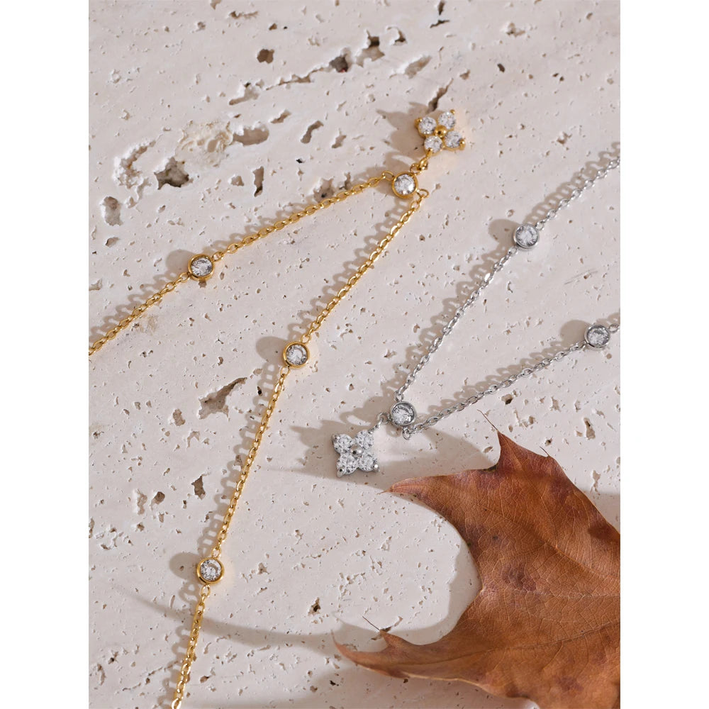 Cubic zirconia flower necklace in gold-plated stainless steel with cubic zirconia.