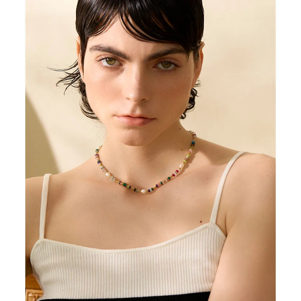 Freshwater pearl natural stone multi-color necklace in gold-plated stainless steel with freshwater pearl and natural stone.