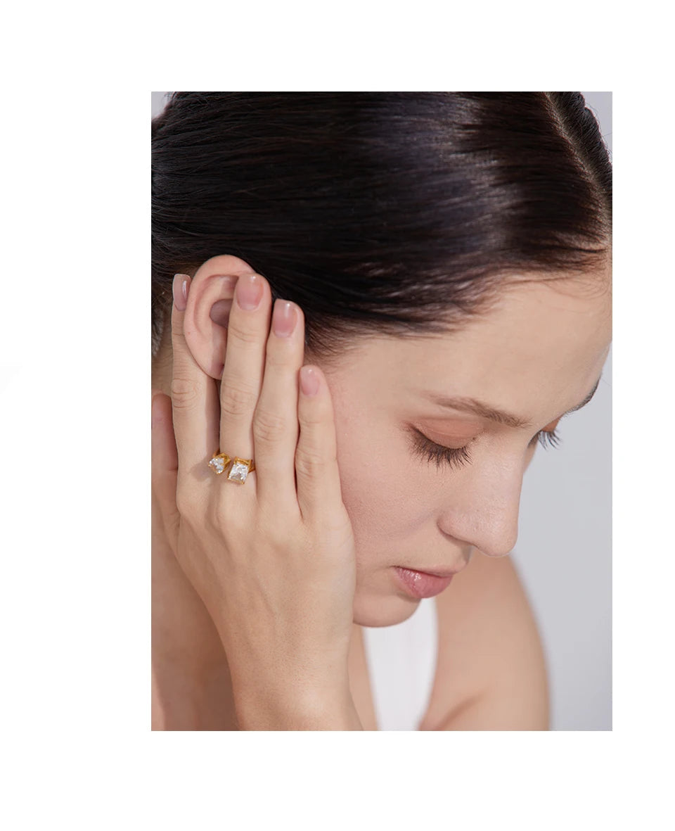 White cubic zirconia geometric ring in 18K gold-plated stainless steel with cubic zirconia.