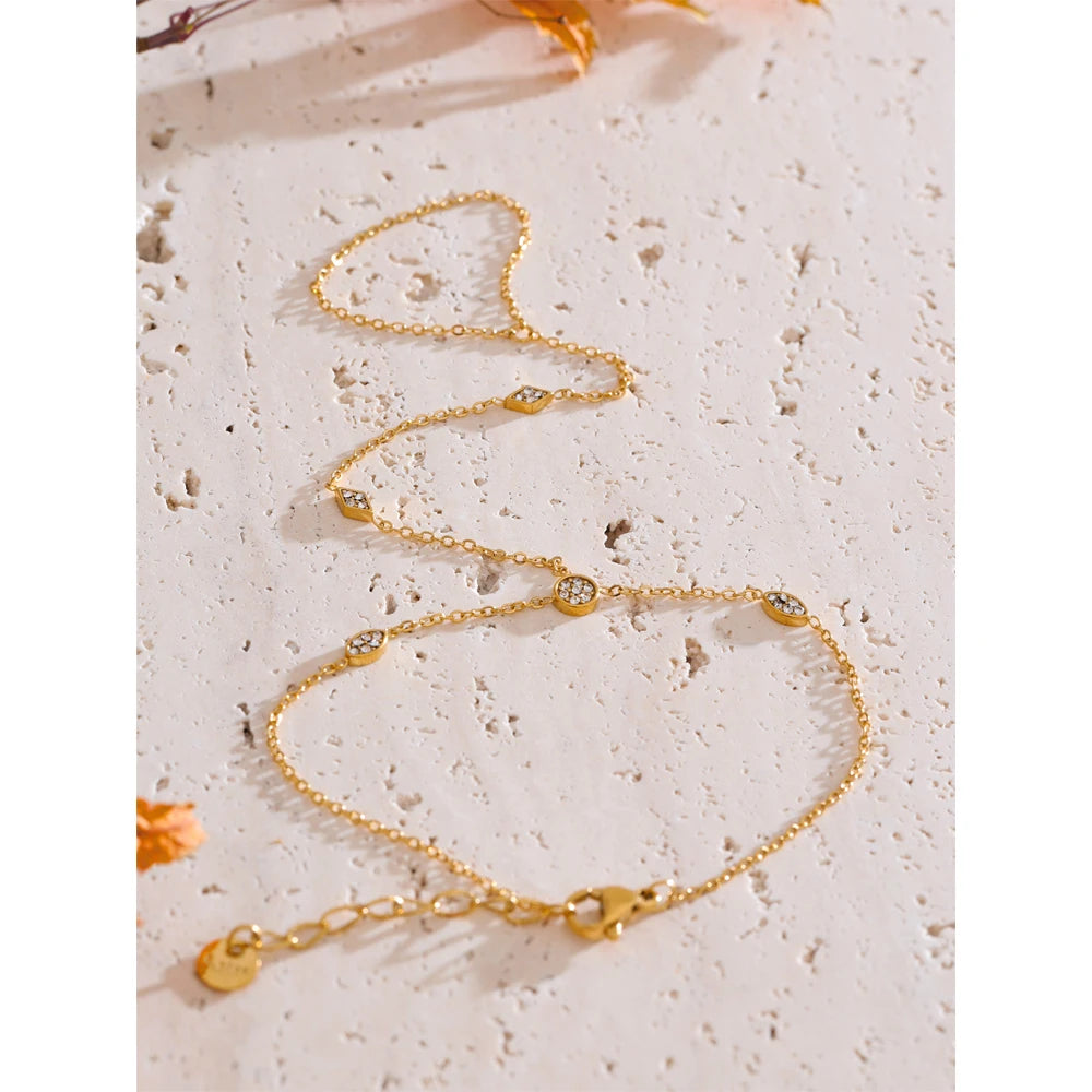 Cubic zirconia geometric chain necklace in gold-plated stainless steel with cubic zirconia.