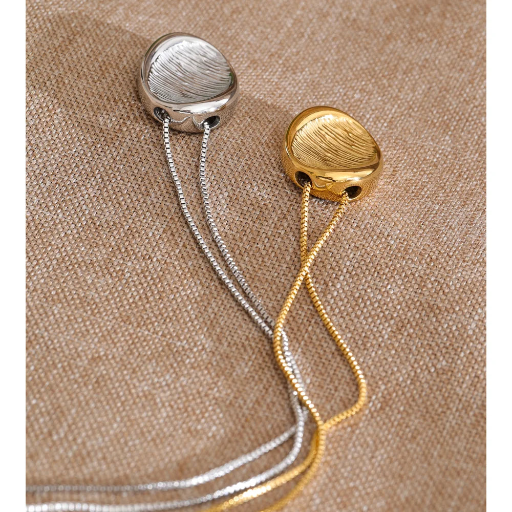 Geometric necklace in gold-plated stainless steel.