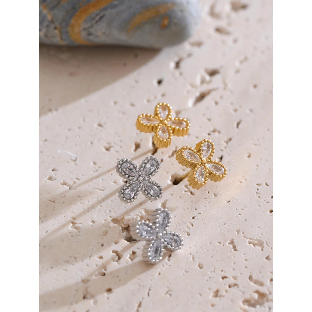 Cubic zirconia flower earrings in gold-plated stainless steel with cubic zirconia.