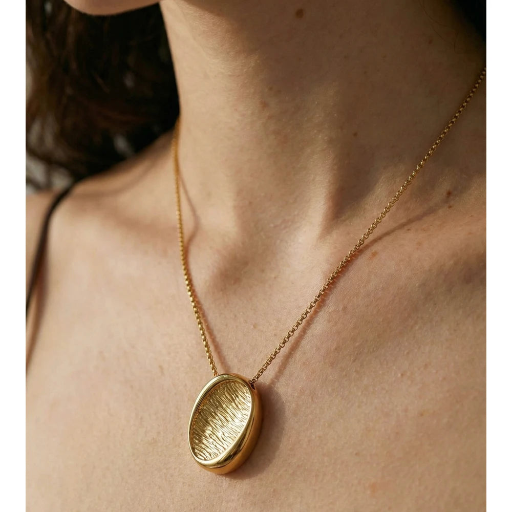 Geometric necklace in gold-plated stainless steel.