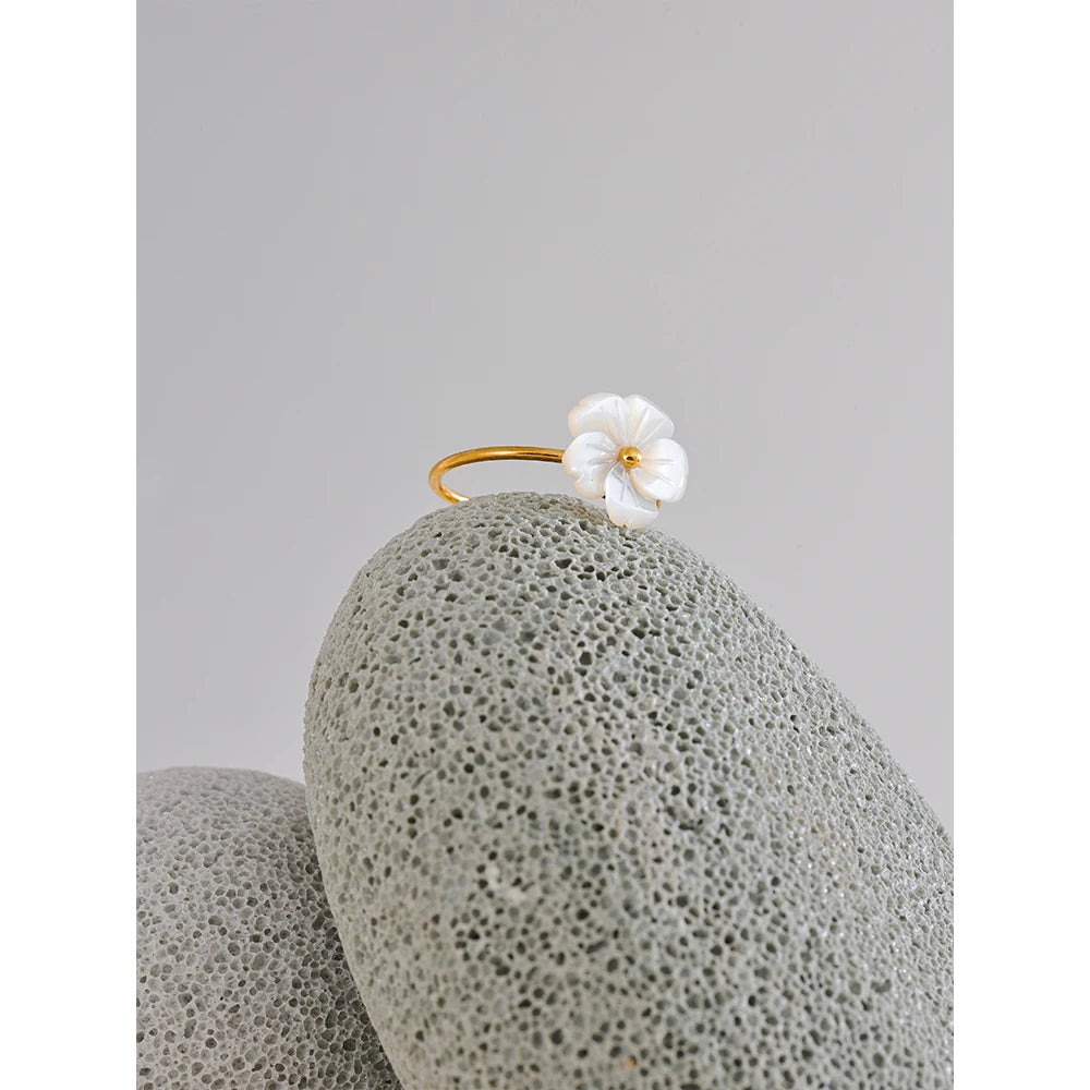 Shell flower geometric ring in 18K gold-plated stainless steel with shell.
