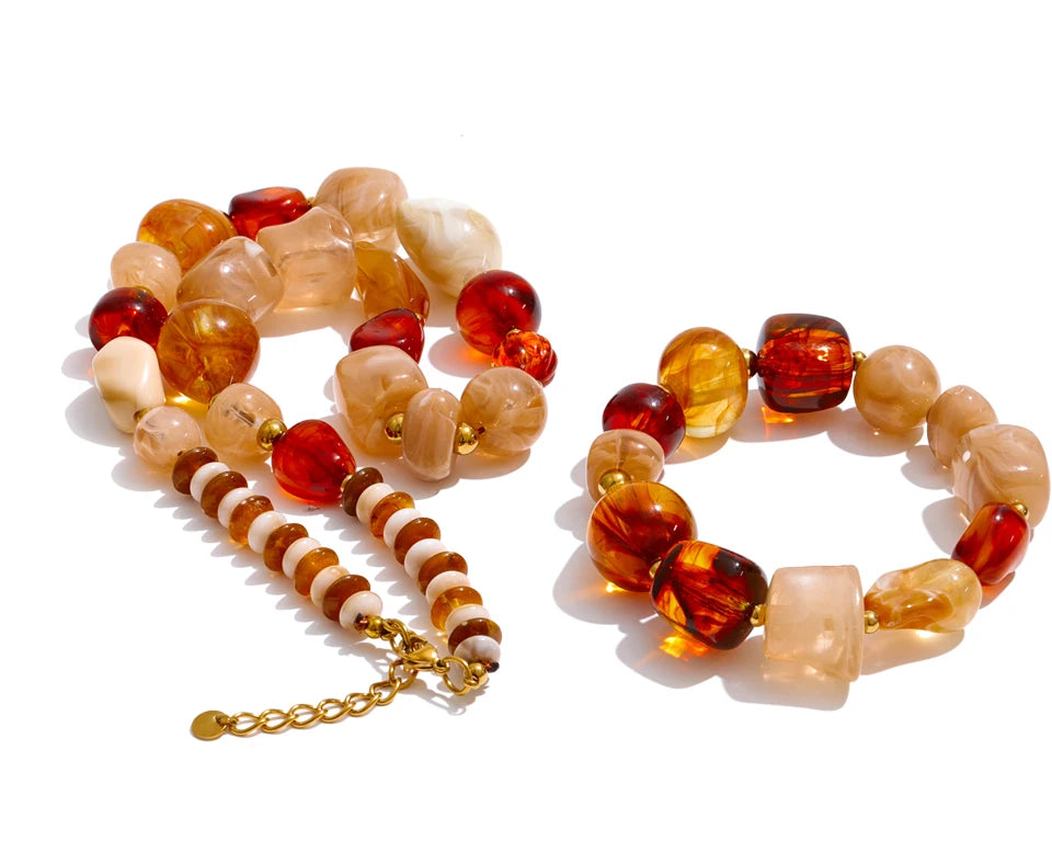 Resin acrylic beaded necklace in gold-plated stainless steel with resin and acrylic.