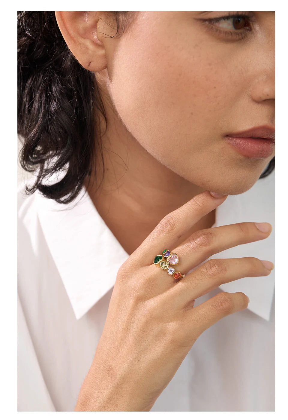 Cubic zirconia heart ring in 18K gold-plated stainless steel with cubic zirconia.