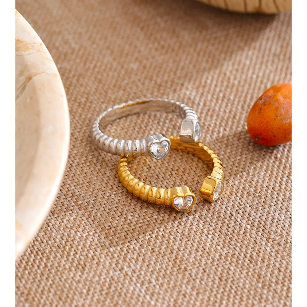 Cubic zirconia heart ring in gold-plated stainless steel with cubic zirconia.