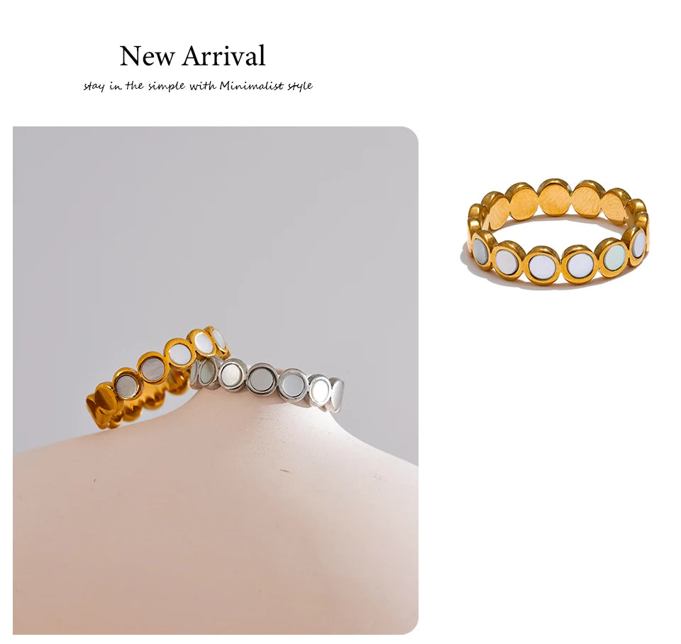 Shell geometric ring in 18K gold-plated stainless steel with shell.