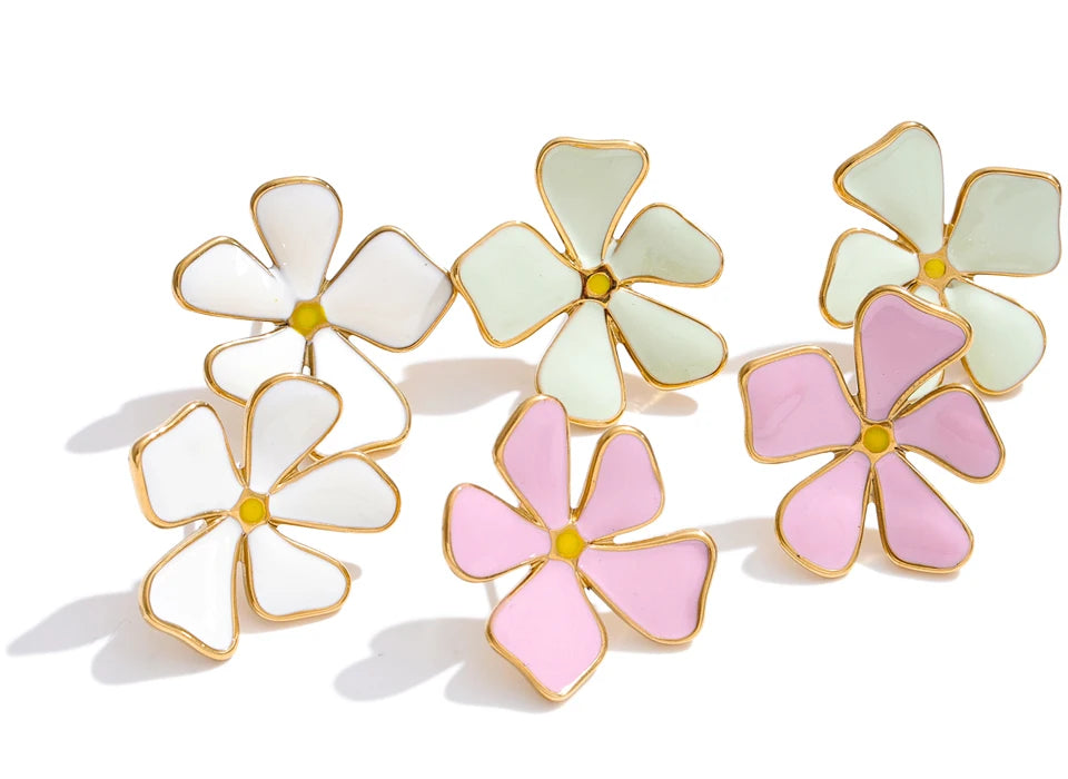 Flower earrings in gold-plated stainless steel.