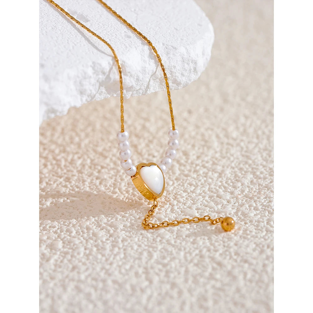Pearl natural stone heart necklace in gold-plated stainless steel with pearl and natural stone.