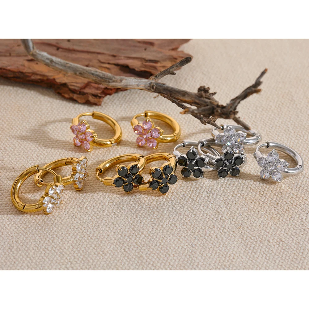 Cubic zirconia flower earrings in gold-plated stainless steel with cubic zirconia.