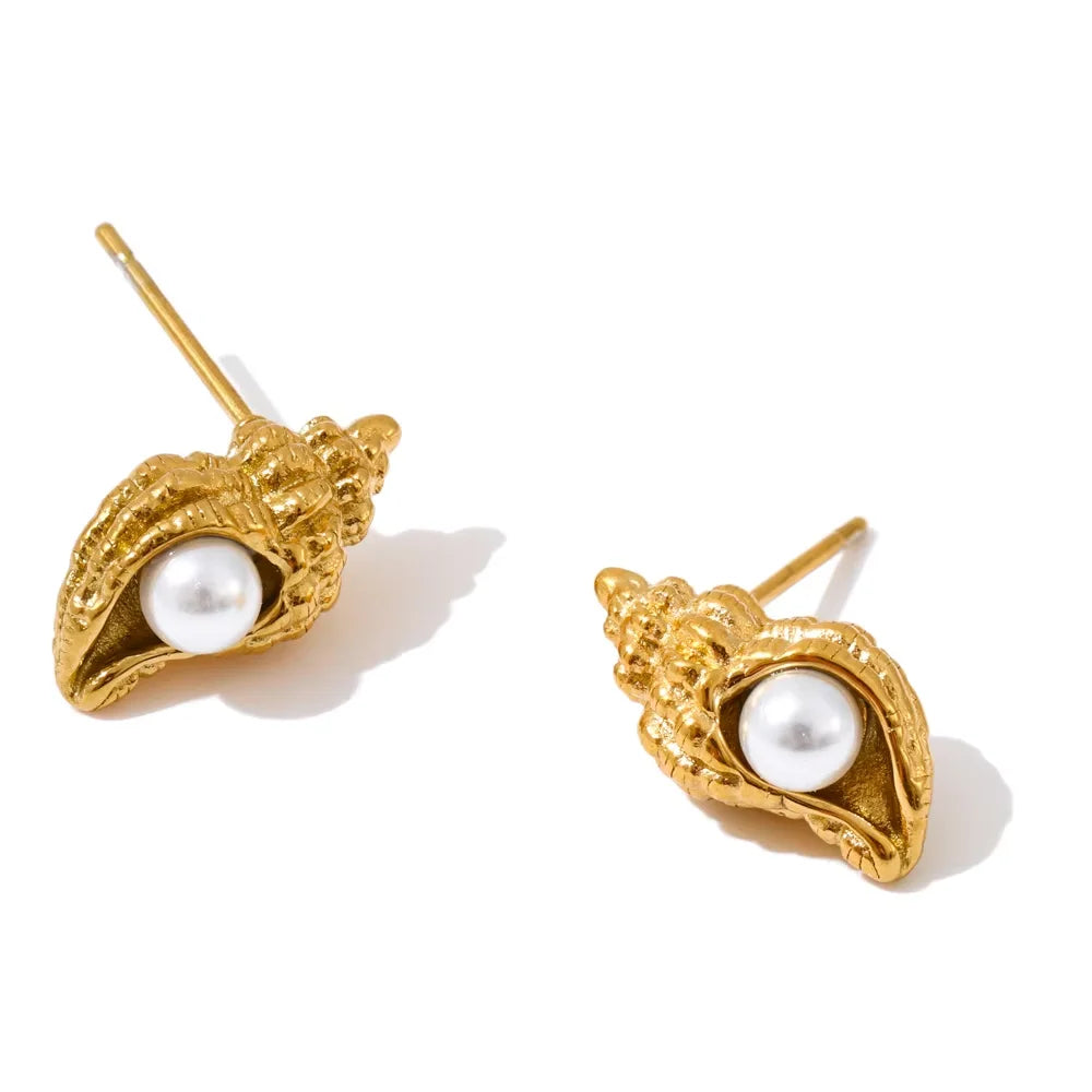 Pearl shell geometric necklace in gold-plated stainless steel with pearl and shell.