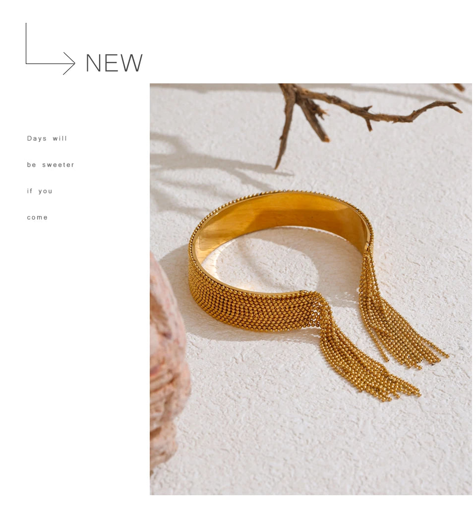 Geometric chain necklace in gold-plated stainless steel.