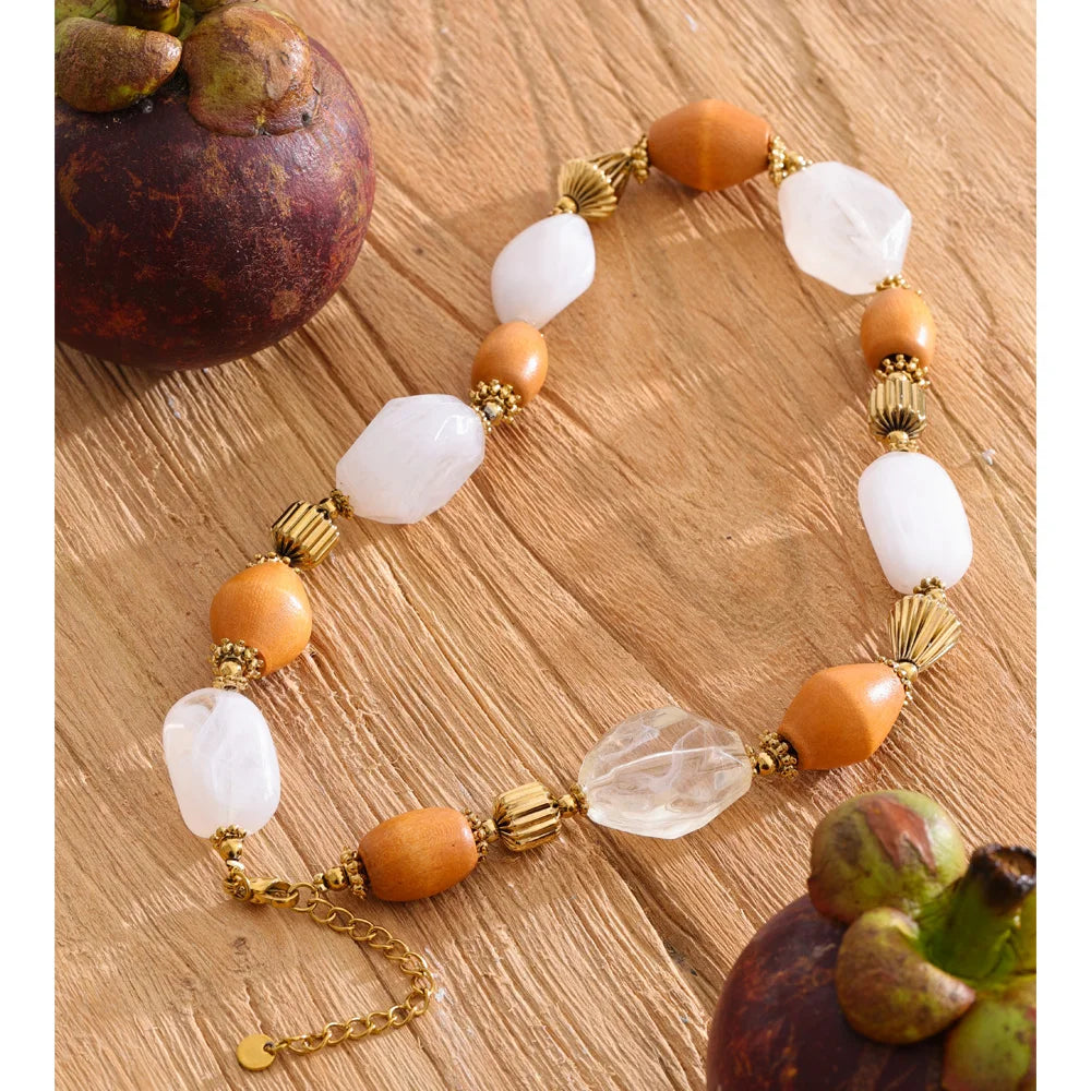 Resin beaded geometric necklace in gold-plated stainless steel with resin.