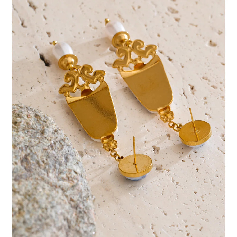 Pearl resin flower earrings in gold-plated stainless steel with pearl and resin.