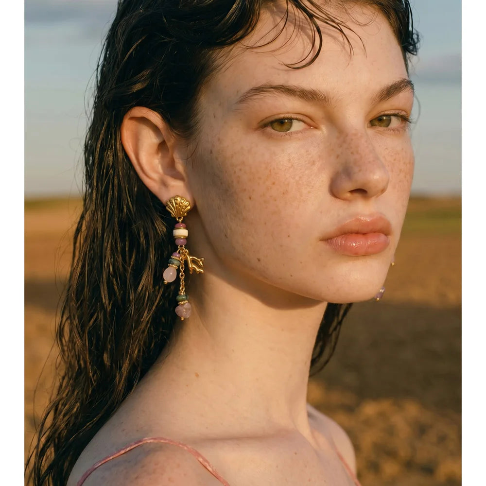 Natural stone geometric earrings in gold-plated stainless steel with natural stone.