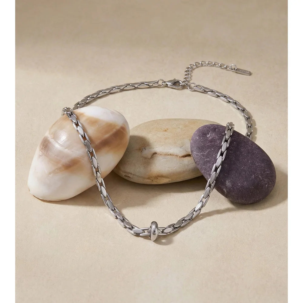 Geometric chain necklace in gold-plated stainless steel.