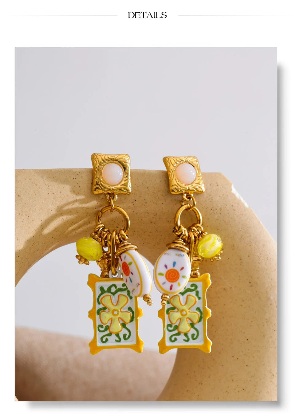 Enamel flower geometric earrings in gold-plated stainless steel with enamel.