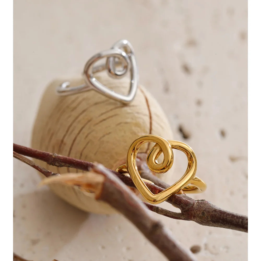 Heart ring in 18K gold-plated stainless steel.